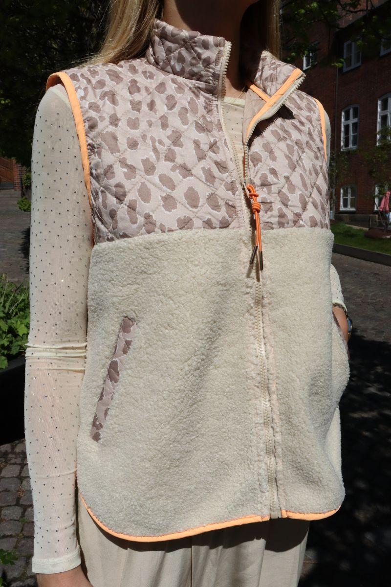 Teddy Leo Vest | Creme Pale Lux Leo Neon Orange | Vest fra Liberté
