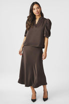 Roella Heavy Sateen Blouse | Dark Brown | Bluse fra Neo Noir